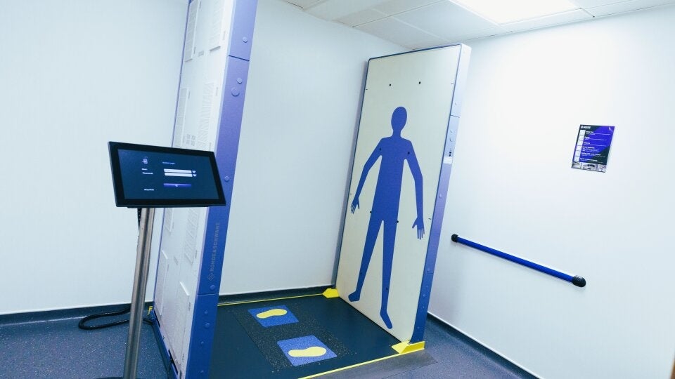 ミリ波技術による非接触セキュリティスキャナー、英警察の留置施設に導入