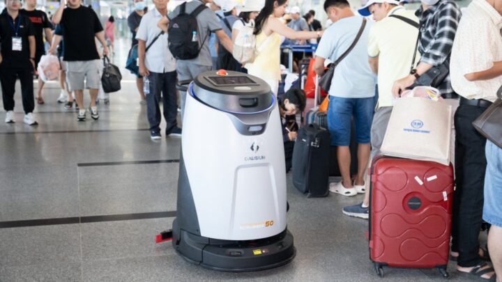 世界で1500台超の空港清掃ロボットが稼働、Gausiumが導入実績を公表