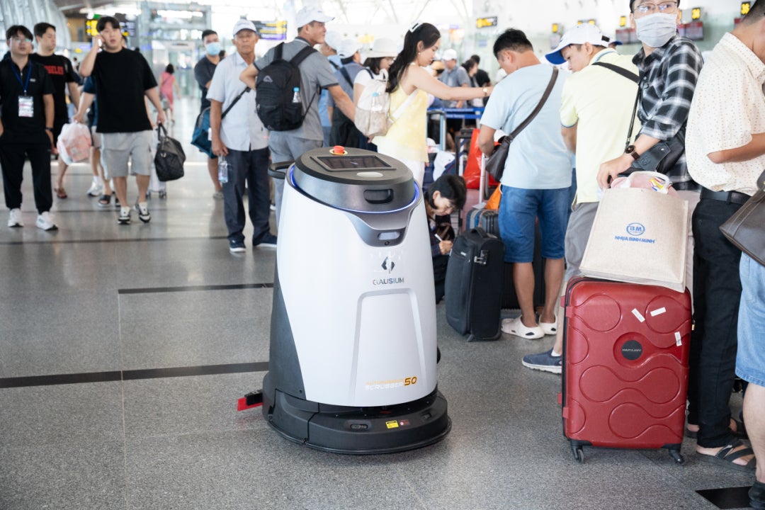 世界で1500台超の空港清掃ロボットが稼働、Gausiumが導入実績を公表