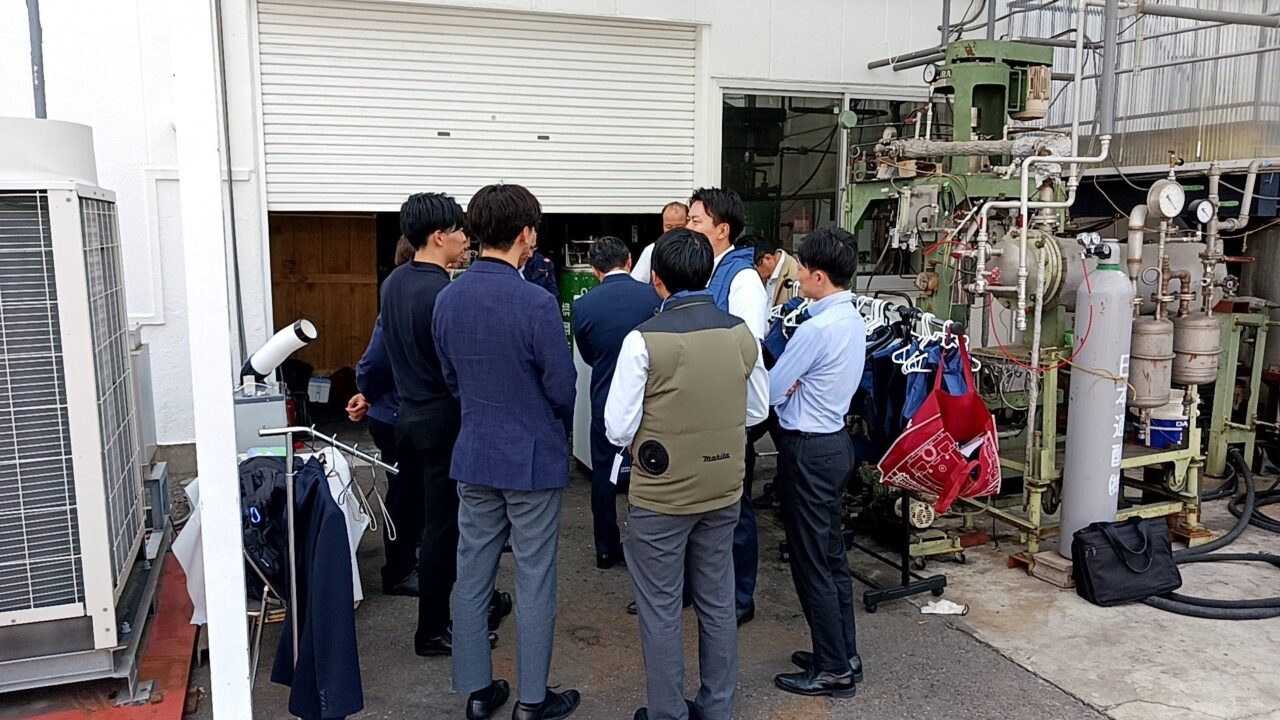 空調服が使えない防爆・粉塵現場の熱中症対策に。ドライアイスベストの体験会が大阪で開催