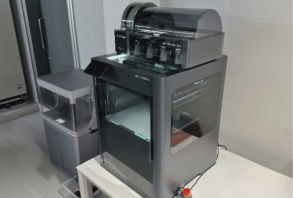 湯本電機が新型3Dプリンター導入。造形高速化と後工程カットで試作納期を短縮