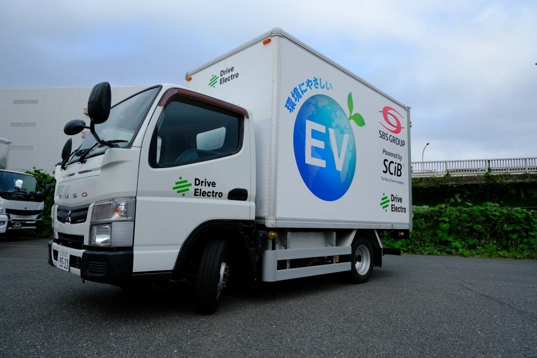 既存トラックのEV化と超急速充電の実証開始。DET、SBS、東芝が連携