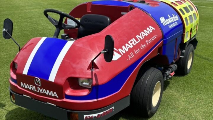 丸山製作所、モンテディオ山形向け散水車「ステレオスプレーヤ」のデザインを刷新
