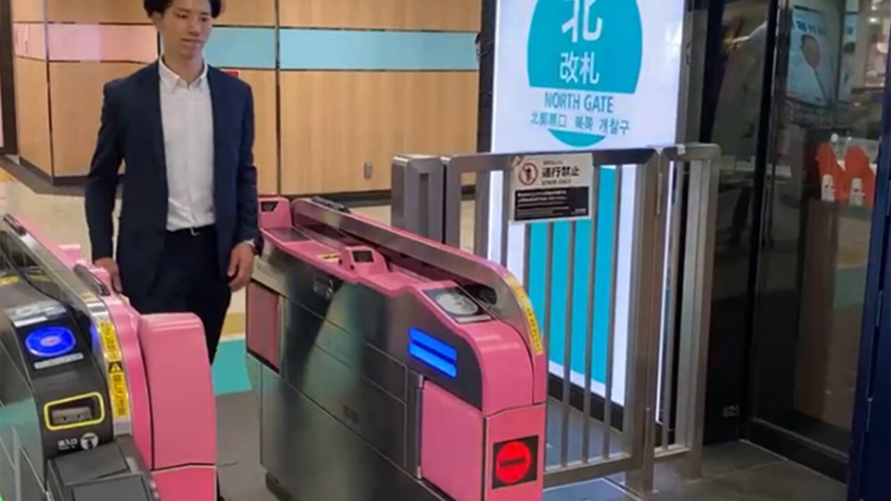 既存改札機を顔認証化する新仕組みが実現