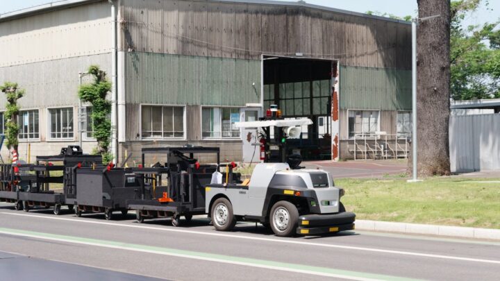 日立建機土浦工場、屋外自動搬送の導入事例を公開。4人工削減と作業負荷軽減を実現
