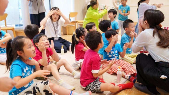 ナチュラルサイエンス、東京の自社工場で園児向け工場見学とスキンケア体験を実施