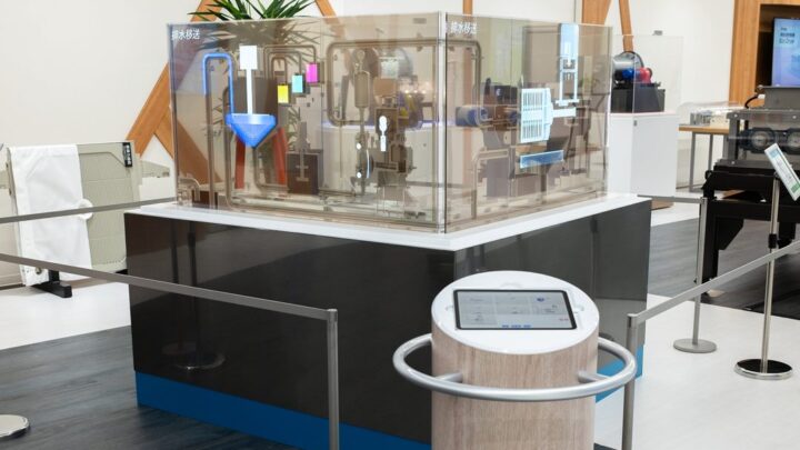 装置内部のプロセスを可視化する展示システムをマキノへ納品、透明有機ELと模型を融合