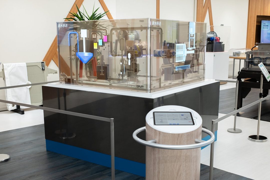 装置内部のプロセスを可視化する展示システムをマキノへ納品、透明有機ELと模型を融合