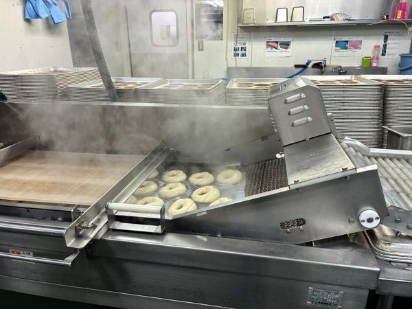 CNCが業務用ベーグル製造事業を開始 専用マシンでボイル工程を自動化