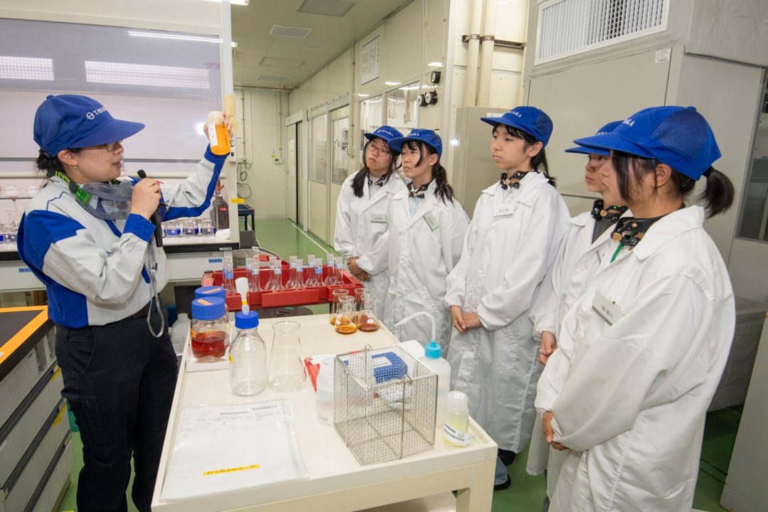 田中貴金属、湘南工場で中高生女子向け見学ツアーを開催。リサイクル現場を公開