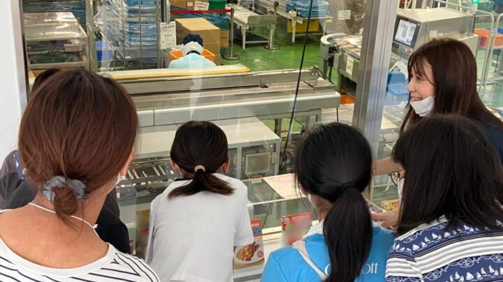 永谷園フーズ、オクトス工場で小学生向け見学会と体験会を開催