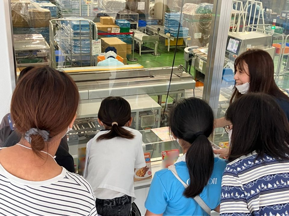 永谷園フーズ、オクトス工場で小学生向け見学会と体験会を開催