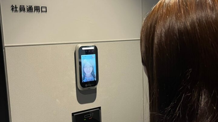 物流倉庫の入退室を顔認証で効率化、KJ TECHの端末がラディックスに導入
