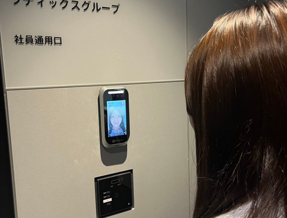 物流倉庫の入退室を顔認証で効率化、KJ TECHの端末がラディックスに導入