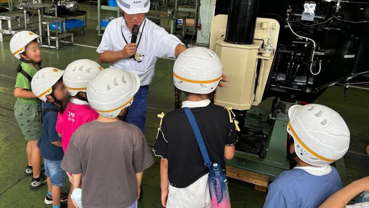 加藤製作所、茨城工場で小学生向け工場見学会を開催。大型クレーンの製造工程を公開