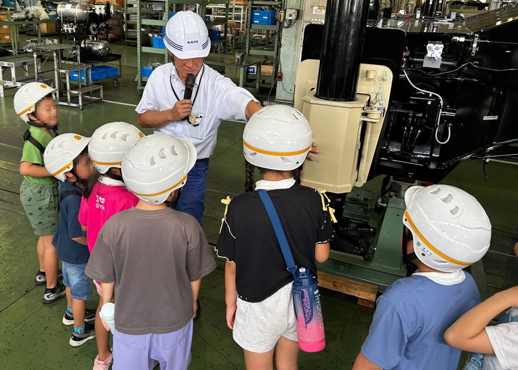 加藤製作所、茨城工場で小学生向け工場見学会を開催。大型クレーンの製造工程を公開