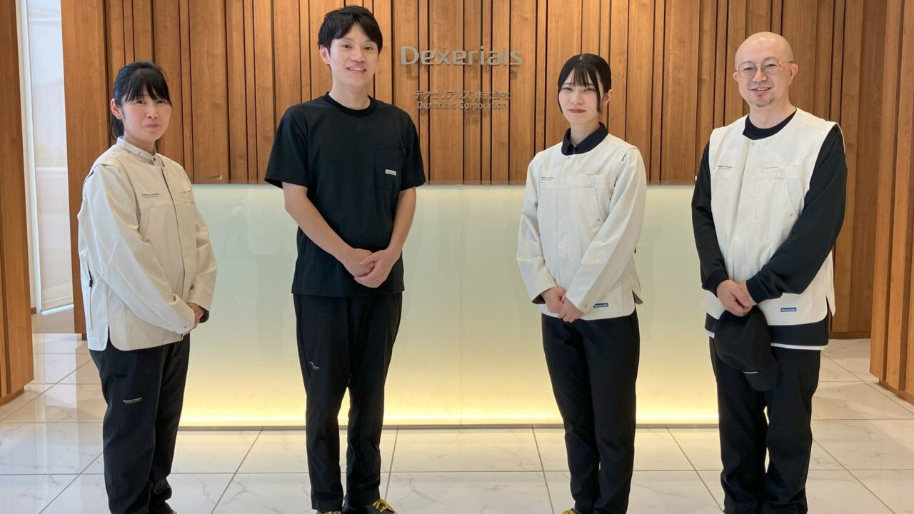 デクセリアルズが作業服を刷新、グループ統一で一体感と現場の機能性を向上