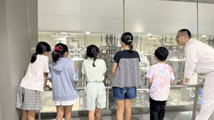フジッコが初の工場開催「子ども参観日」を実施、品質管理体験も導入