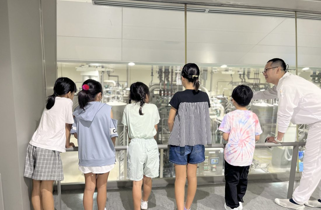 フジッコが初の工場開催「子ども参観日」を実施、品質管理体験も導入