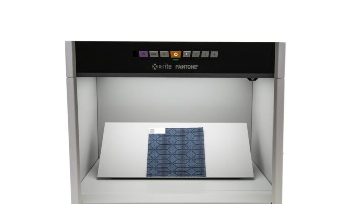 蛍光灯規制に伴う色評価環境のLED化へ、エックスライトが標準光源装置を提案