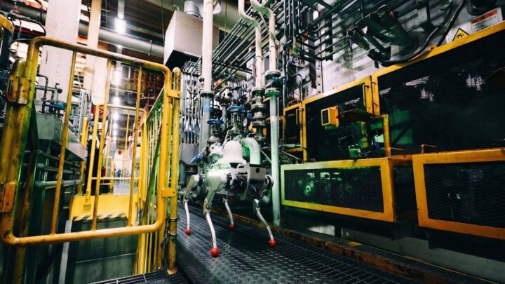 アールティとNSK、国産四足歩行ロボットの試作機を初公開。工場巡回・点検の自動化へ