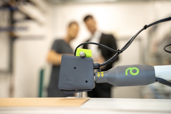 ロバテック、接着剤を最大60％削減する電動塗布ヘッド「Volta」を提案