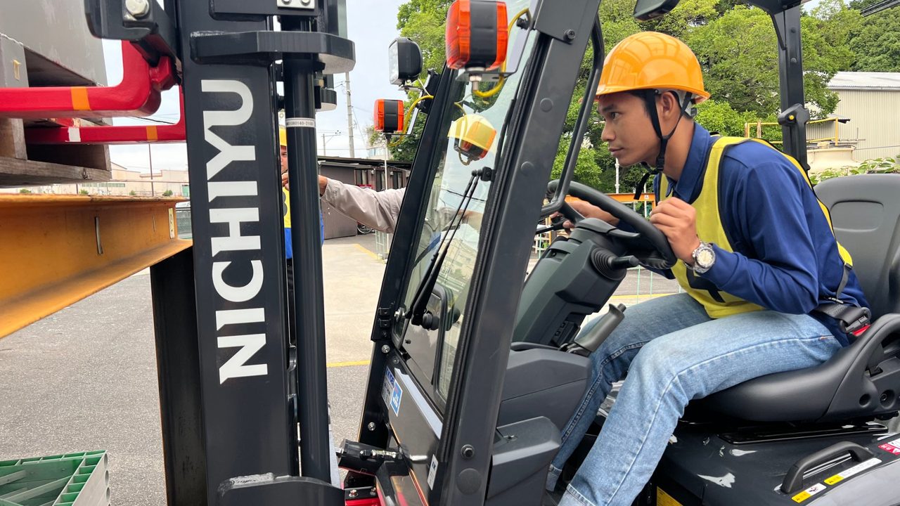 インドネシア語対応のフォークリフト講習、月の輪自動車教習所が展開。物流・製造現場のDXと多国籍化に対応